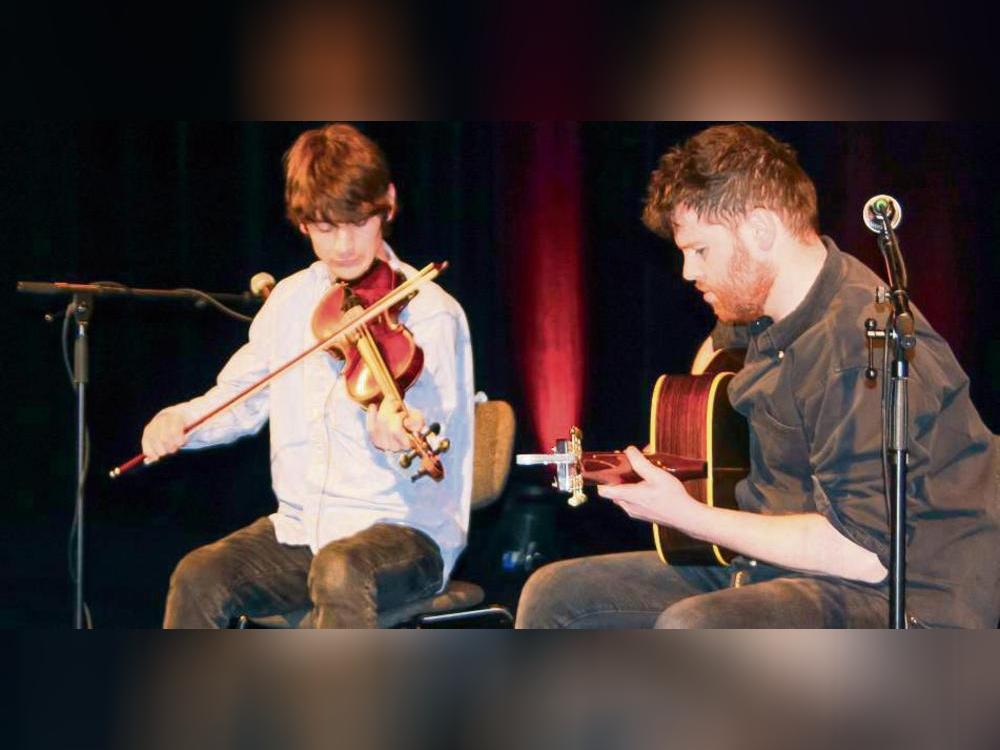 Fiddle-Spieler Ryan Young wird auf der Lippstädter Studiobühne von seinem Freund David Foley einfühlsam auf der Gitarre begleitet. Foto: Wissing