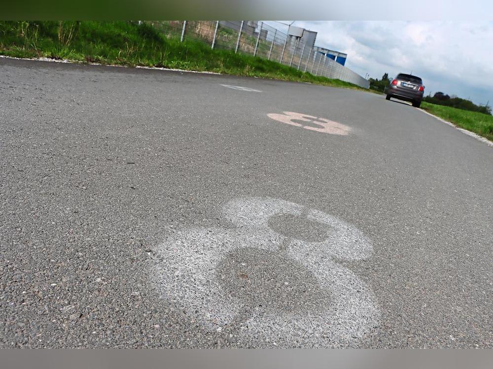 Unbekannte haben den Huserweg in Erwitte mit der Zahl "8" besprüht. Und das auf einer Länge von einem Kilometer. Foto: Dietz