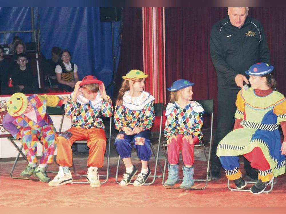 Zirkus-Projektwoche in der Grundschule Benninghausen: Die Begriffsstutzigkeit der Clowns sorgte für Erheiterung bei der Generalprobe. Foto: Rückert