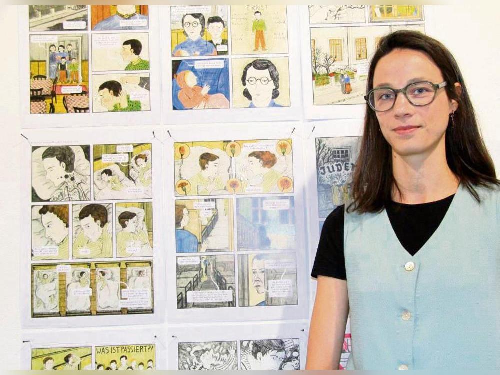 „Work in progress“: Hannah Brinkmann vor Seiten ihrer Graphic Novel „Zeit heilt keine Wunden“, die im November im avant-verlag erscheinen wird. Foto: Balzer