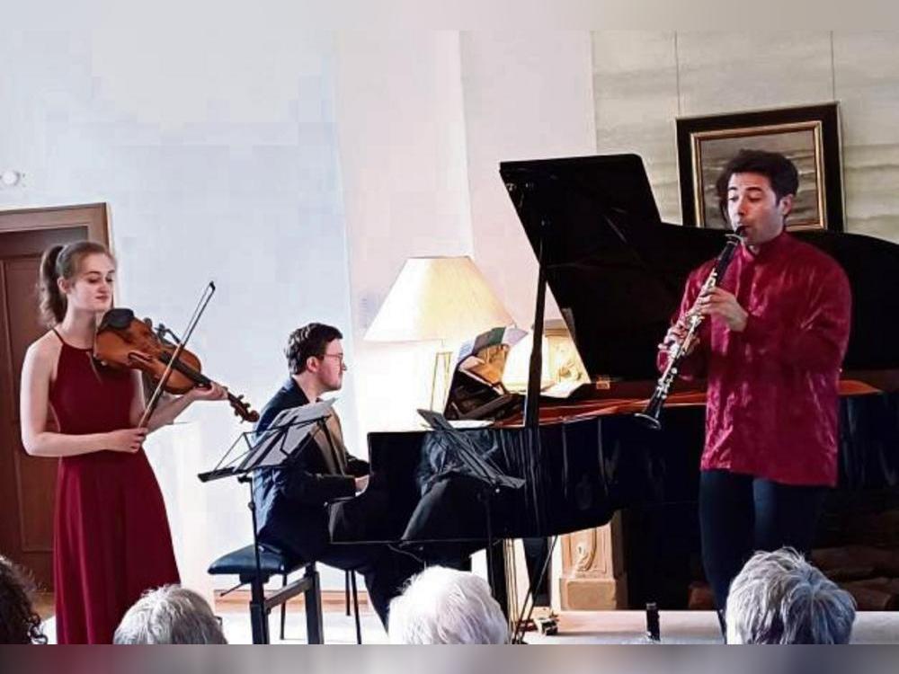 Jung, virtuos, international: Noa Wildschut (Geige), Frank Dupree (Klavier) und Pablo Barragán (Klarinette) bei ihrem Auftritt im Museum Abtei Liesborn. Foto: Boronowsky