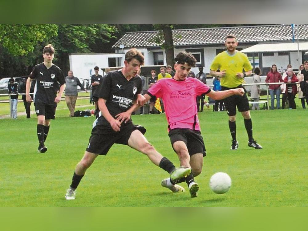 Bei den B-Junioren gewann der SuS Cappel (in Pink) das Ligapokal-Finale beim SC Lippstadt mit 3:0. Dabei verteilte die gastgebende Mannschaft drei Geschenke. Foto: Dannhausen