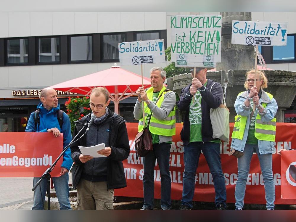„Klimaschutz ist kein Verbrechen“: Rund 70 Menschen waren der Einladung zur Mahnwache in Lippstadt gefolgt. Fotos: Wissing