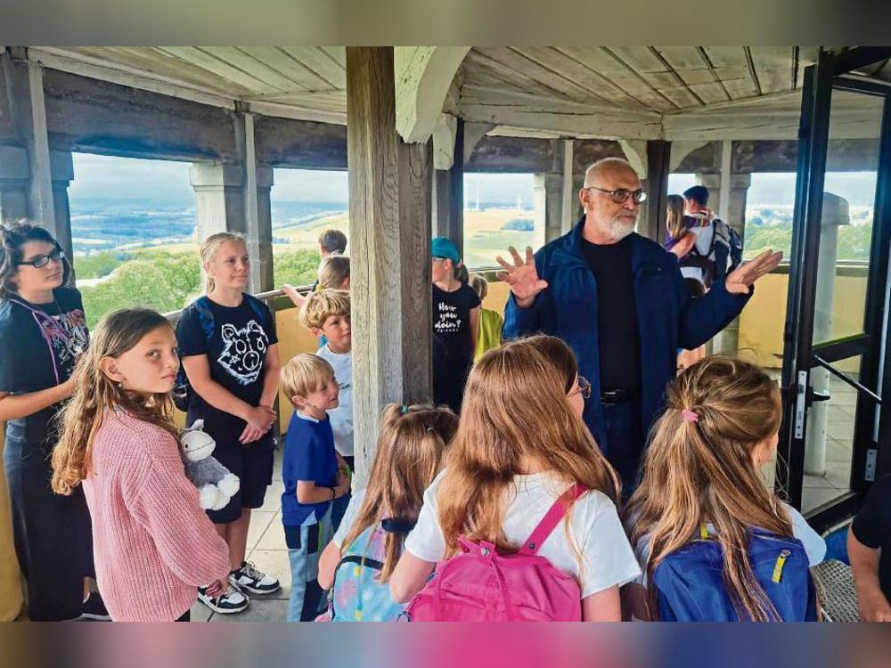 Bei einer Stadtführung für Kinder nimmt Theo Fromme die kleinen Teilnehmer in den Sommerferien unter anderem mit auf den Rüthener Wasserturm.