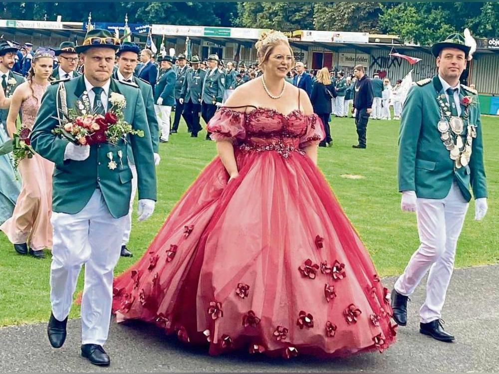 „Schillernder Mittelpunkt“ des Jubiläumsfestes: das Königspaar des Nördlichen Schützenbundes – Karsten Asmus (r.) und Jessica Lanhenke.