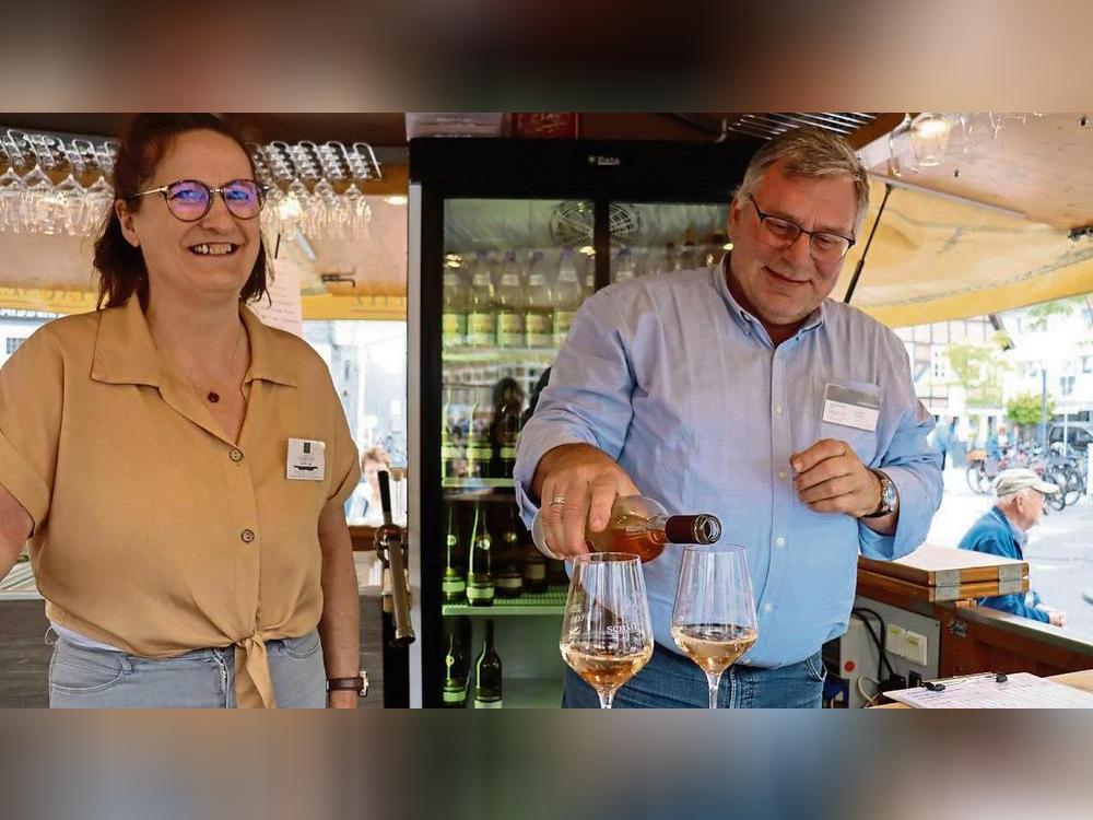Grauburgunder ist der Hit – das Weingut Schmitt-Peitz ist zum ersten Mal in Geseke zu Gast. Fotos: Bertermann