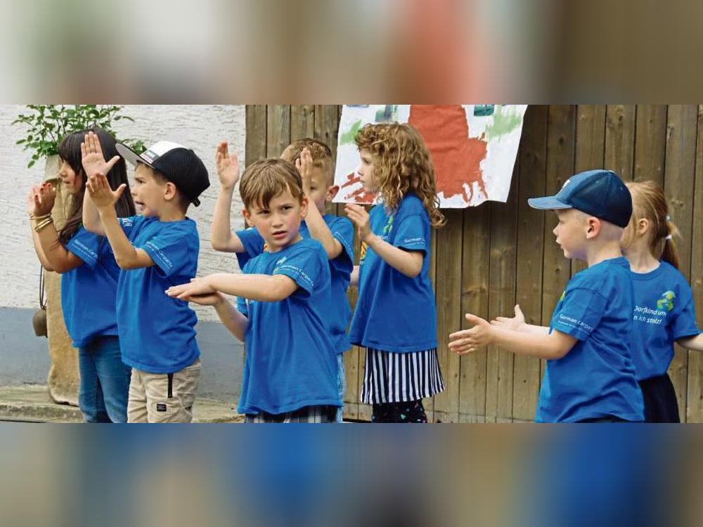 Auch die Kindergartenkinder hatten beim Dorfwettbewerb einen Auftritt. Fotos: Meschede