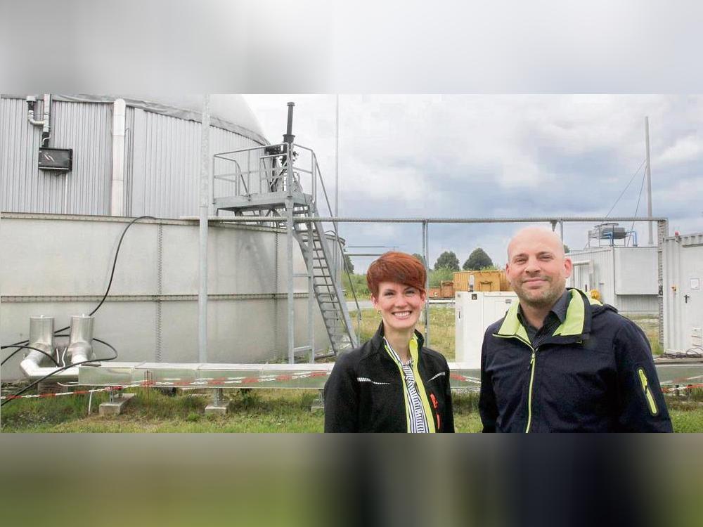 Statt für die Entsorgung von Speiserest-Fetten zu bezahlen, gewinnt die Firma Lönne daraus grünen Strom: Stephanie Lönne und Björn Bunsmann stellten die innovativ betriebene Biogasanlage als Mono-Vergärer vor. Foto: Schwade