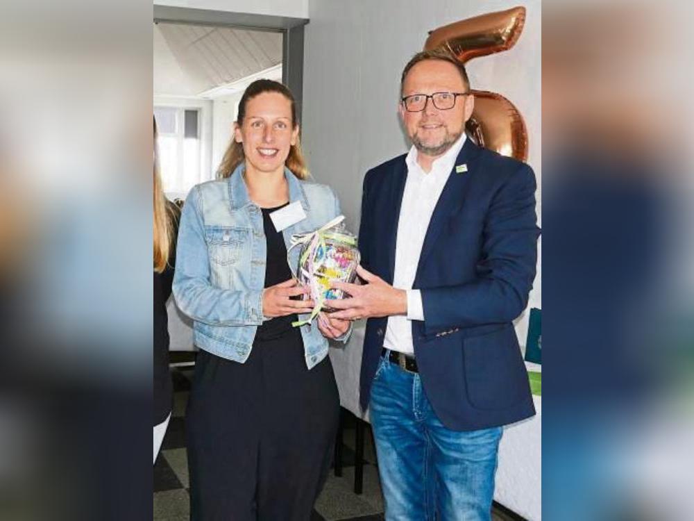 Bürgermeister Alfred Schmidt gratulierte Kita-Leiterin Miriam Clément.