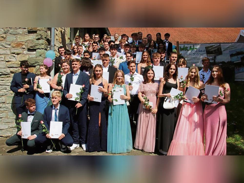 Über 70 Schüler der Sekundarschule Anröchte/Erwitte erhielten am Freitagnachmittag ihre Abschlusszeugnisse. Foto: Meschede