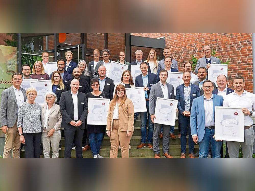 40 Unternehmen aus dem Kreis Soest erhielten auf Hof Haulle die Siegel. Foto: Jedra