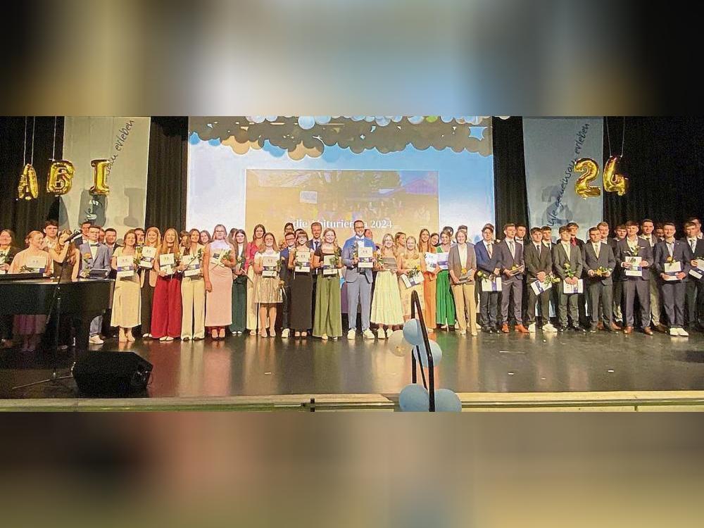 59 Schüler des Städtischen Gymnasiums Erwitte haben ihre Abiturzeugnisse erhalten. Foto: N. Gerwin