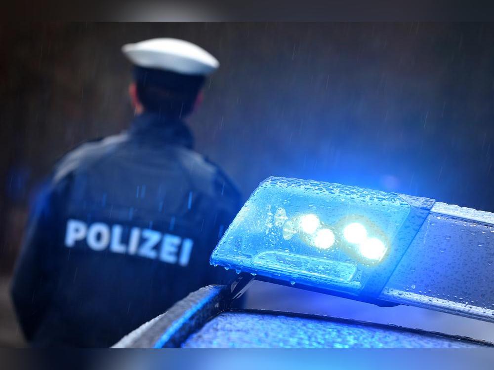 Sieben Polizisten haben sich am Wochenende bei Einsätzen im Kreis Soest verletzt. Symbolfoto: DPA