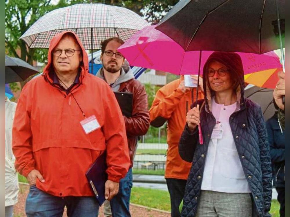 Bei dem Wetter blieb die Jury – trotz der Schirme – nicht lange trocken. Auch die Kameralinse blieb nicht verschont.