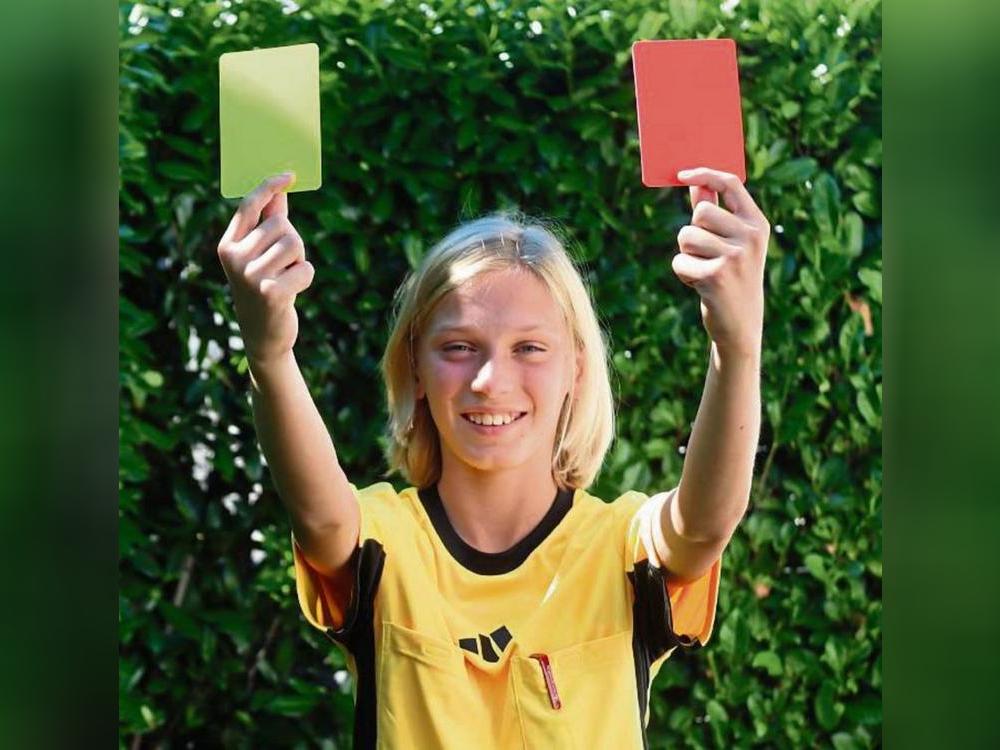 „Ich habe auf dem Platz durch die gelbe und rote Karte die Macht und den Respekt der Spieler“, sagt Len-Delius Stijohann, Schiedsrichter mit zwölf Jahren. Foto: Uwe Feichtinger