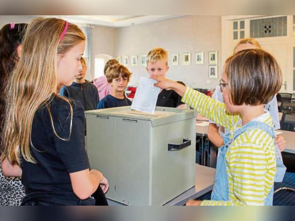 Kreuz machen, Zettel falten, in die Wahlurne werfen: Kinderparlament wählt im Rathaus Schülersprecher. Foto: N. Wissing