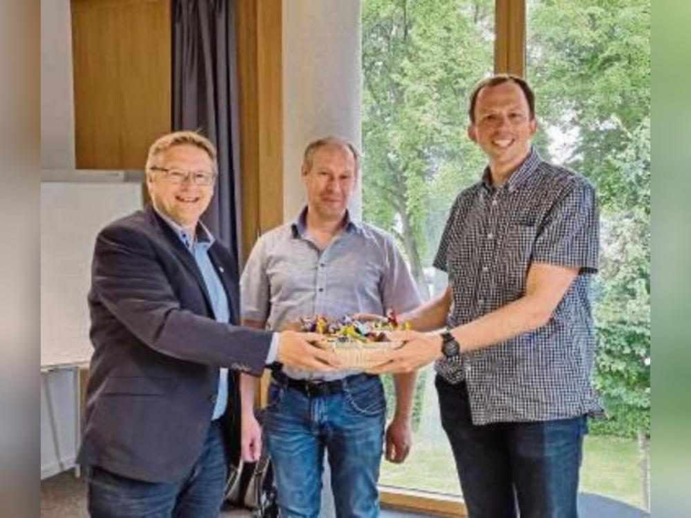 Kreisdirektor Volker Topp (l.) dankte dem Kfz-Zulassungsstellenleiter Daniel Plogmaker und dem IT-Projektleiter Maik Menger (beide Kreis Steinfurt). Foto: Rocholl (Kreis Soest)