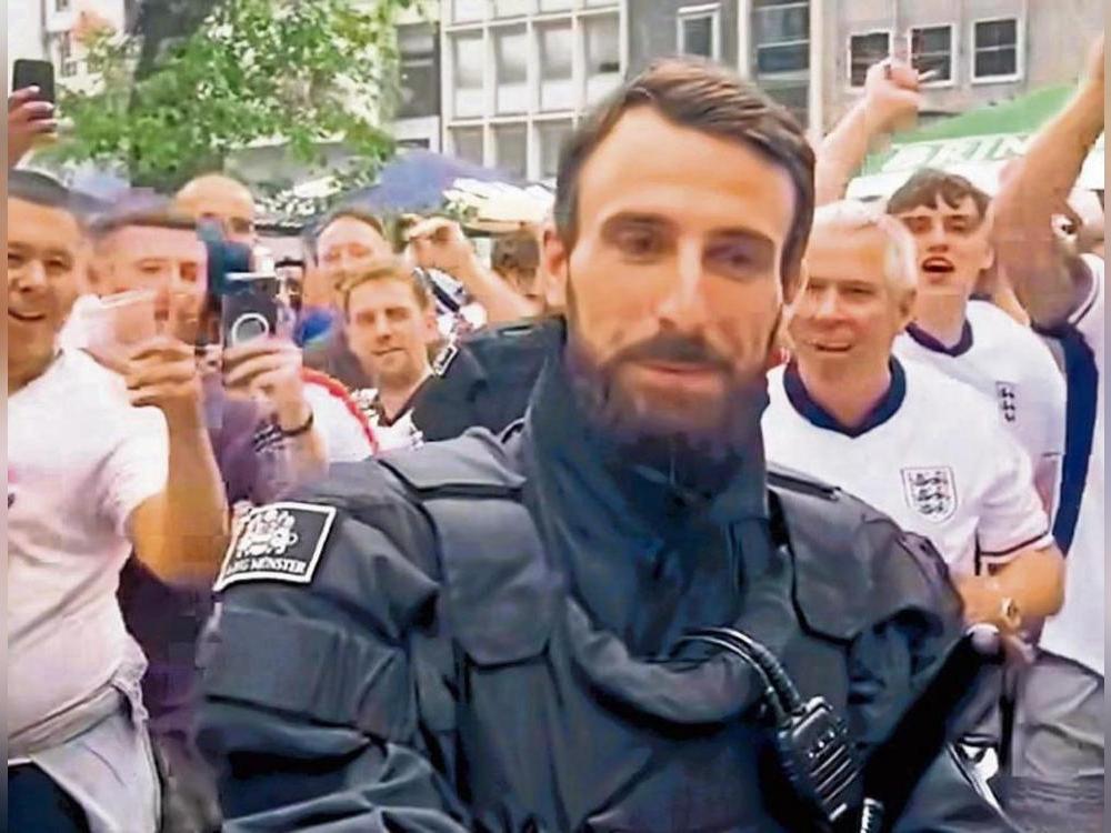 Plötzlich Internet-Star: Der von englischen Fans gehypte Polizist ist ein Soester. Der Beamte steht im dringenden Tatverdacht ein Klon von Southgate (kl. Foto) zu sein. Foto: benchviews.tv