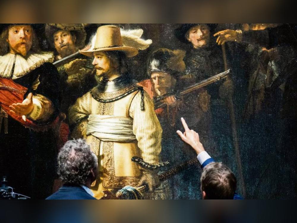 „Die Nachtwache“, das berühmte Gemälde von Rembrandt, wurde aufwendig restauriert. Die Arbeiten begannen vor fünf Jahren und fanden hinter einer Glasscheibe statt, so dass die Museumsbesucher die Restaurierung beobachten konnten. Archivfoto: dpa