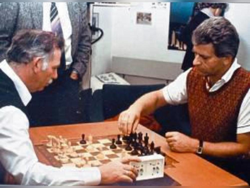 Großer Auftritt am Schachbrett. Bernhard Becker (l.) trat 1984 gegen Schach-Weltmeister Boris Spasski an.