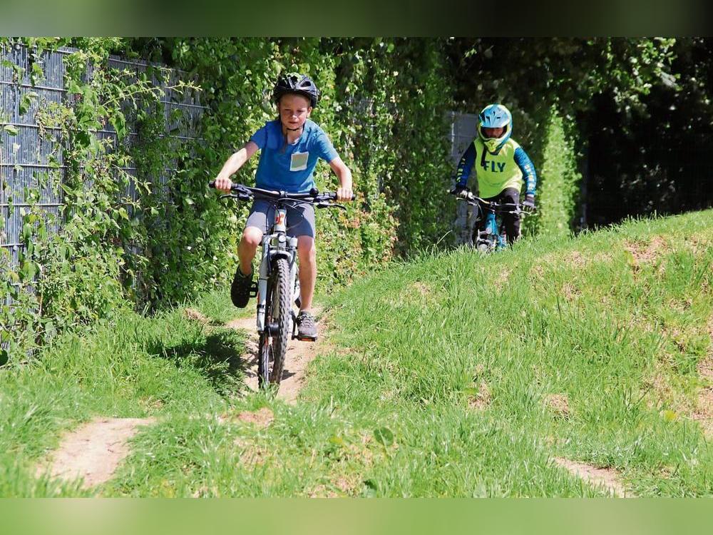 Auf und ab geht’s mit dem BMX-Rad für die Kinder im Rahmen des Ferienspaßes im Bikepark. Die Aktion bereitete den Jungen und Mädchen jede Menge Spaß. Fotos: Meschede