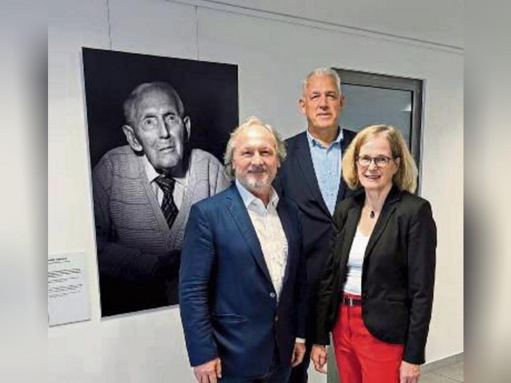 Im Rahmen der Ausstellungseröffnung tauschten sich aus (v.l.): Fotograf Stefan Hanke, der stellvertretende Bürgermeister Wigbert Löper und Museumsleiterin Kirsten John-Stucke.