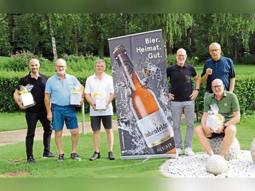 Vom Golfclub-Präsidenten Norbert Loddenkemper (4.v.l.) und Dr. Edgar Schütze (5.v.l., Geschäftsführer Hohenfelder Brauerei) wurden die Netto- und Bruttosieger des Sponsoren-Golfturniers geehrt (v.l.): Jan Timmermann, Hans Dieter Liermann, Rolf Hillebrand und Elmar Hüttemann.