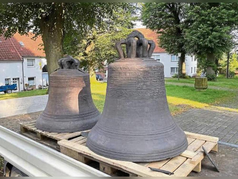 Nachdem die Glocken sicher in Rüthen angekommen sind, wurden sie vorsichtig abgeladen und in die Kirche gebracht.