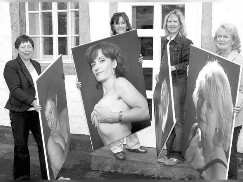 Die Frauenzimmer gehen nach Hause, hieß es im April 2005, als Ursel Heiderich, Antje Degener, Manon von Ikier-Hoppe und Elisabeth Goetze (v.l.) zum Ausstellungsabschluss ihre Bilder auf dem Hof Schulte einpackten. Archivfoto: Cordes