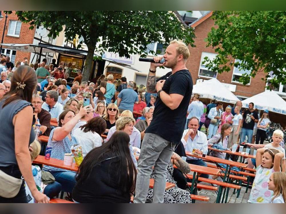 Lars Schmidt von der Geseker Band „Kai hat frei“ hat die Open-Air-Konzertreihe „Donnerstags in Salzkotten“ eröffnet. Foto: Gröbing