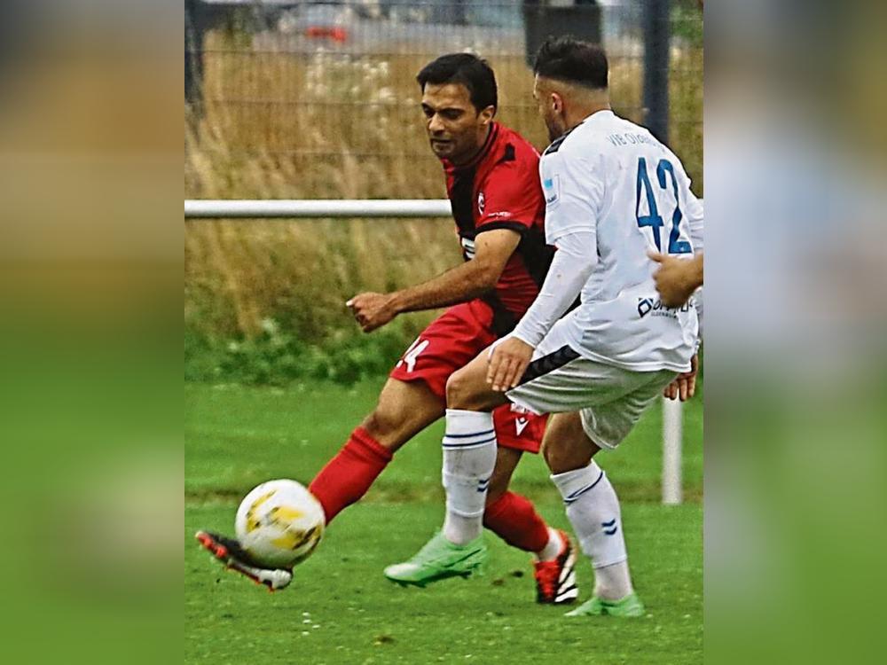 Mittelfeldspieler Mustafa Dogan (l.) gehört ab sofort offiziell zum Kader des SV Lippstadt. Foto: Lütkehaus