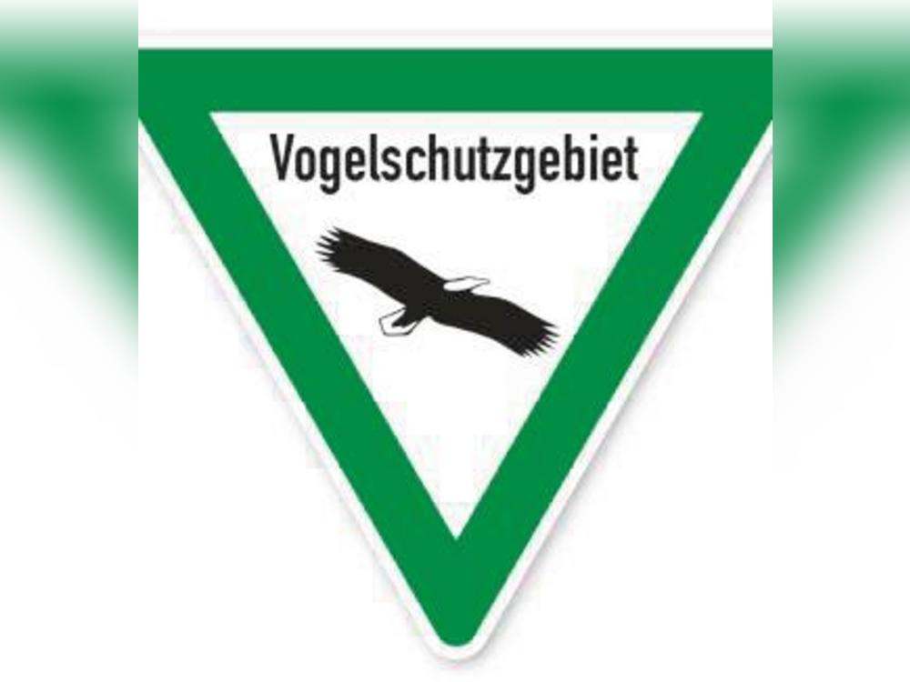 So sieht es aus, das Schild, das auf das Vogelschutzgebiet hinweist.