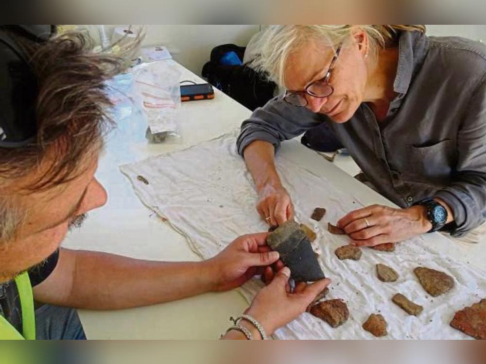 Die Funde aus der Eisenzeit werden unter die Lupe genommen. Foto: LWL-AfW Olpe/M. Baales