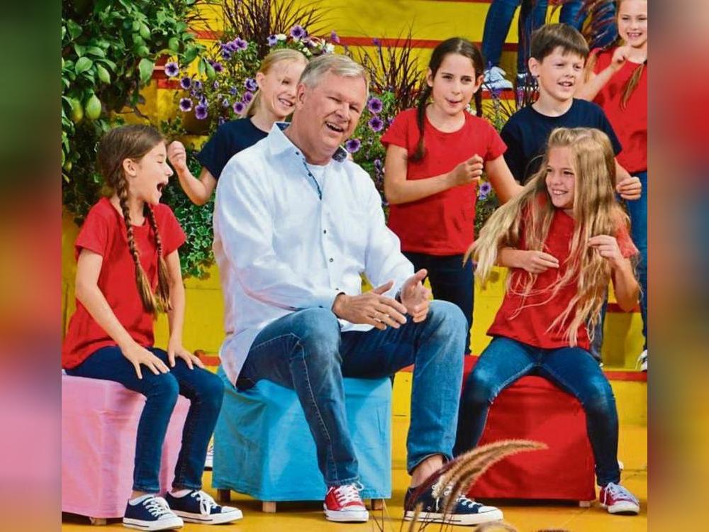 Reinhard Horn und Earth Choir Kids bei einem Auftritt in der Fernsehshow „Immer wieder sonntags“. Archivfoto: mediensegel