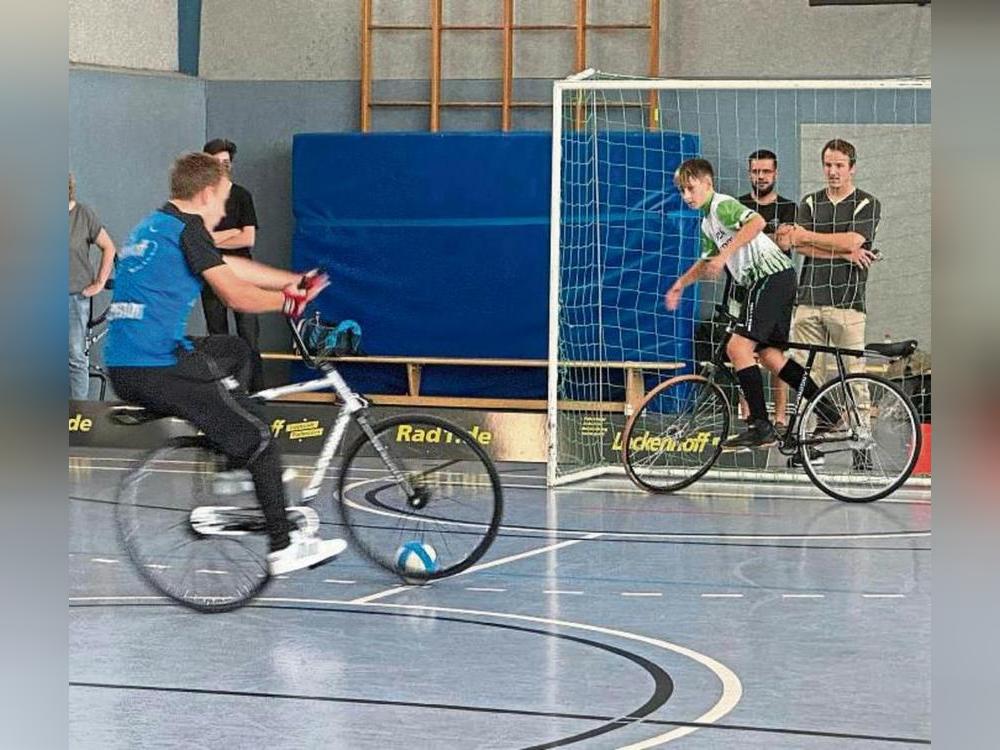 Mit zwei Siegen starten die U17-Radballer des SC Lippstadt (hier mit ist Erik Wessel, blaues Trikot) in die neue Saison.