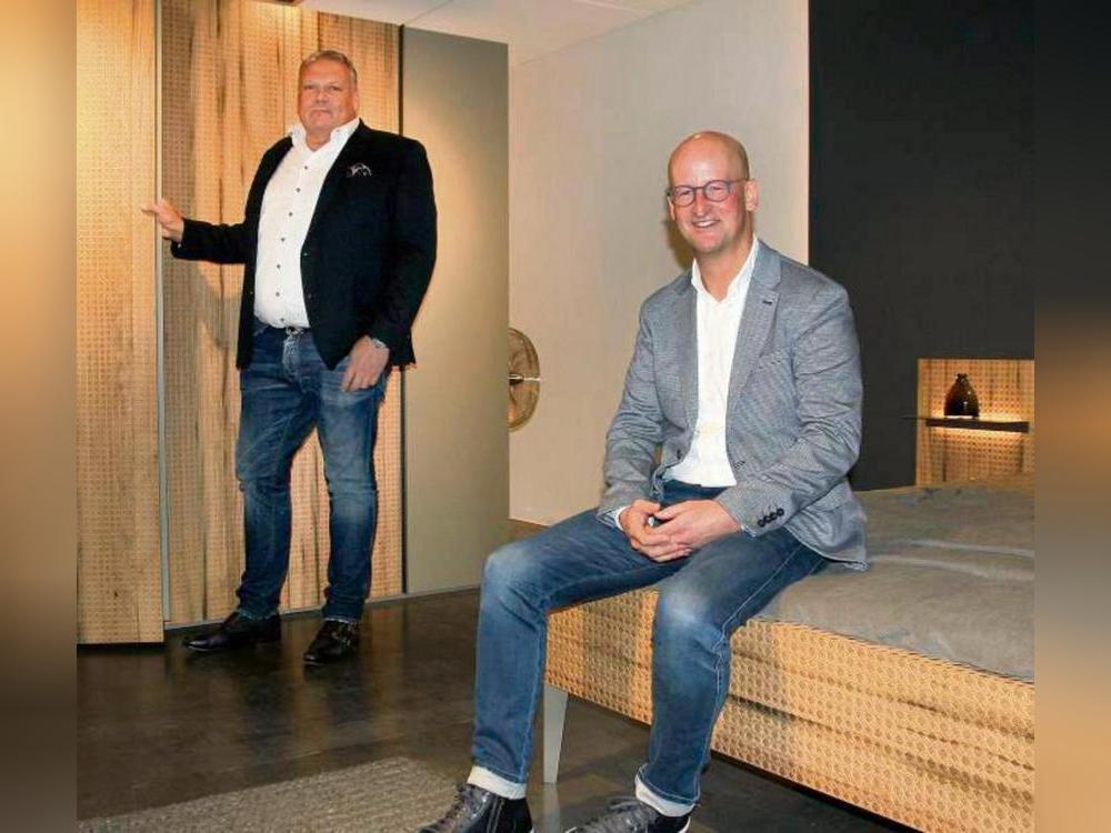 Das „Wiener Geflecht“ an Bett und Schrank zeigt Ulf Thielemeyer (l.), hier mit dem Möbelmeile-Geschäftsführer Michael Laukötter. Foto: Schwade