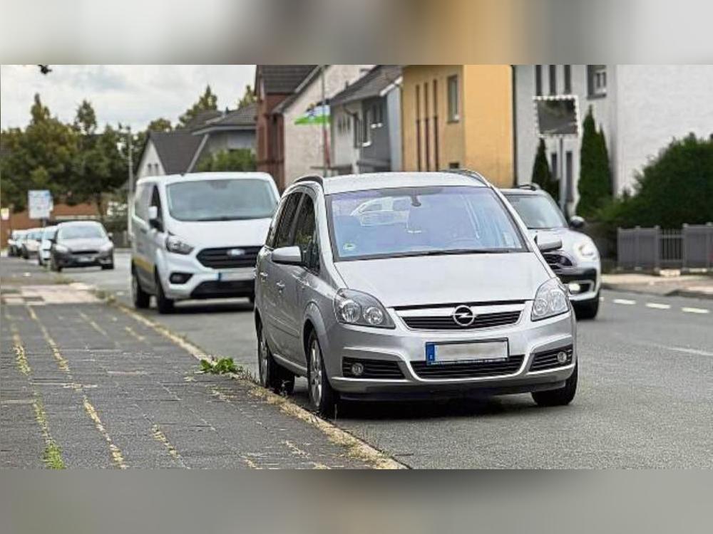 Durch die am Rand parkenden Autos fällt der Blick auf den Verkehr oft schwer, sagen die Anwohner. Foto: N. Wissing