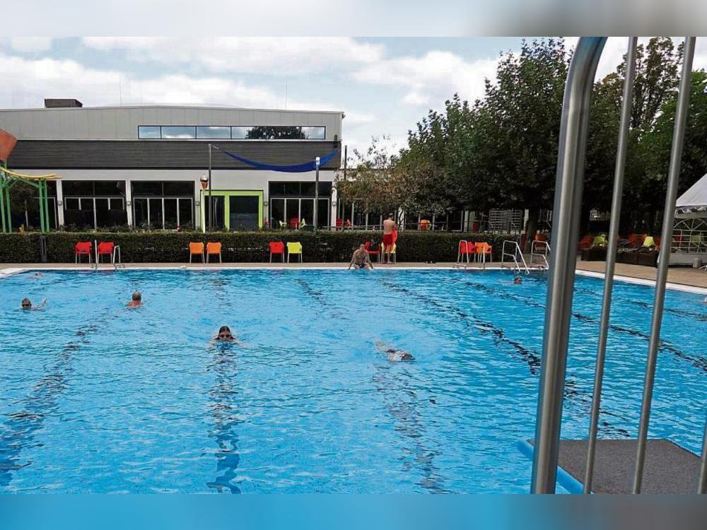 Endspurt: Am Sonntagabend, 21 Uhr, schließt das Außenbecken im Cabrioli. Das Freibad-Gefühl im Oktober nutzten am Freitag noch zahlreiche Schwimmbad-Gäste. Foto: Vielbeg