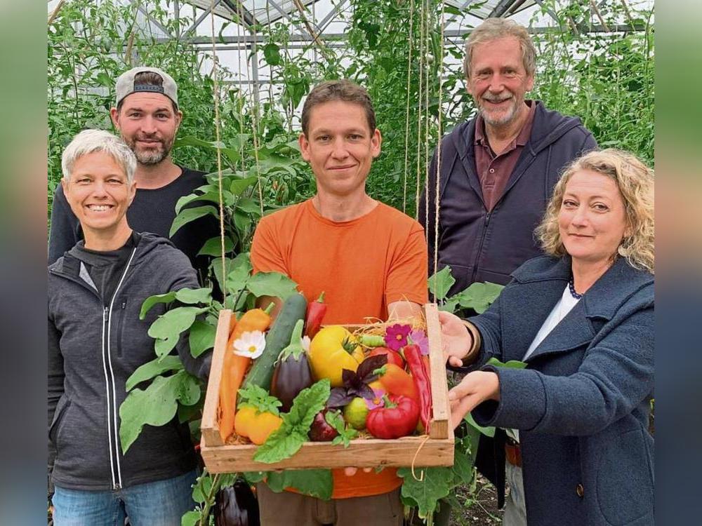 Laden zum Info-Tag ein (v.l.): Dorle Mühlhoff, Kurt Weigelt, Landwirt Christian Koch, Ludger Schulte-Remmert und Nadia Vogt-Gargiso.