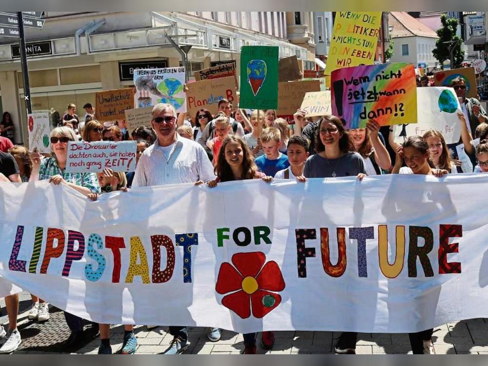 Juni 2019: Durch die Lange Straße in Lippstadt ziehen hunderte Teilnehmer, um für mehr Klimaschutz zu demonstrieren – vorneweg die Gruppe Lippstadt for Future. Archivfoto: Wapelhorst