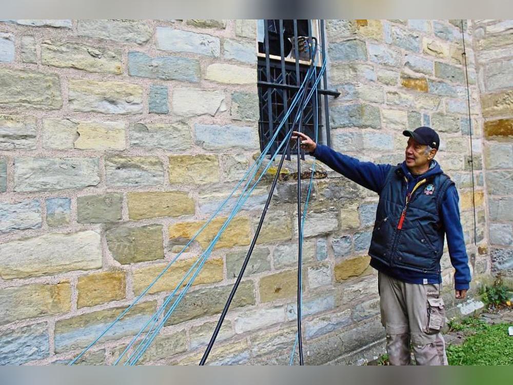 Über die blauen Kabel überprüft Harald Wenzel die Gaskonzentration in der Kirche, über die schwarzen Kabel strömt das Gas in die Kirche. Fotos: Löseke