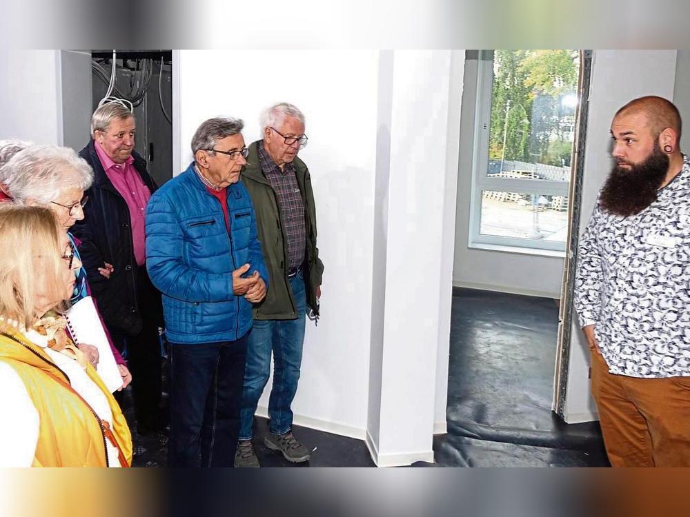 Gebannt lauschten die Besucher bei der Besichtigung des neuen Generationenparks. Fotos: Kloer