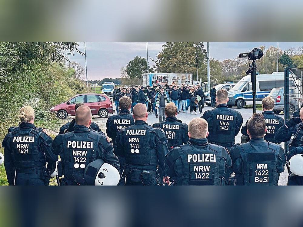 Risikospiel mit Polizeipräsenz: Zum Westfalenpokal-Derby des SV Lippstadt gegen den FC Gütersloh ist auch die Einsatzhundertschaft aus Bielefeld vor Ort. Fotos: Cegelski