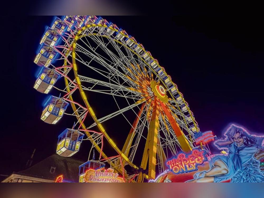 Herbstwochen-Wahrzeichen: Das imposante Willenborg-Riesenrad am Rathaus.