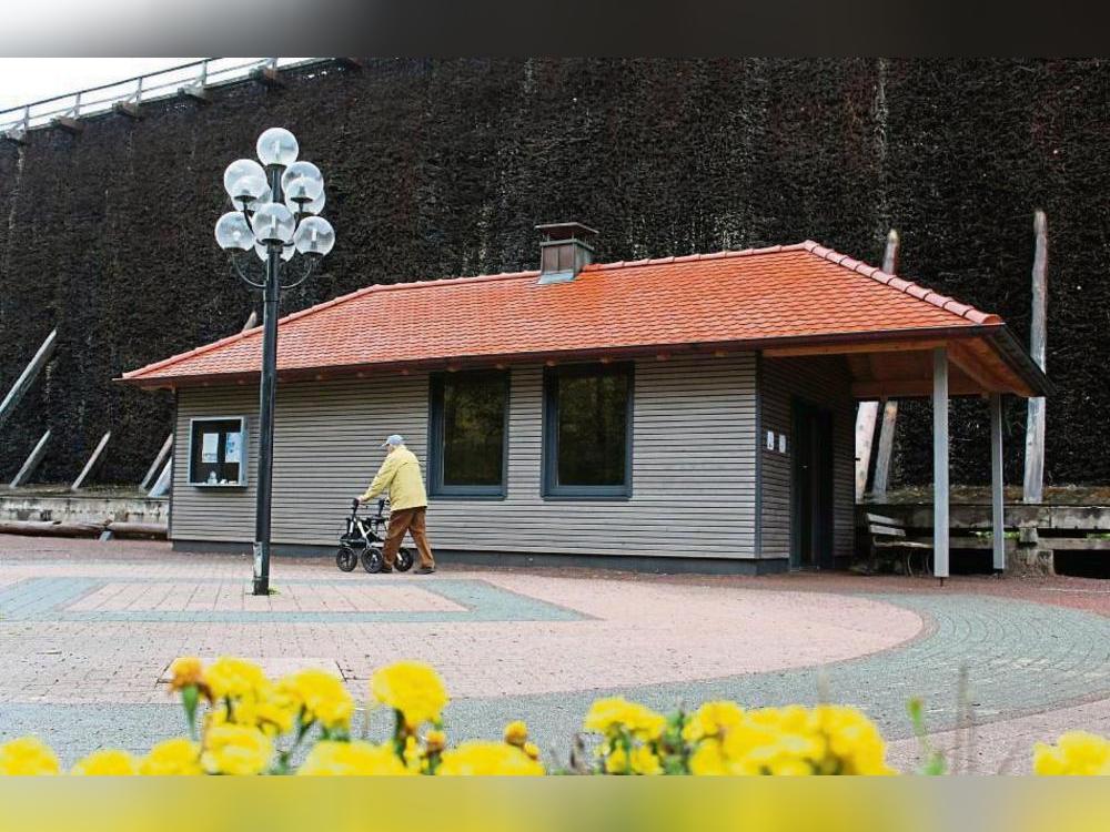 Mithilfe der Leader-Projektförderung wurde das alte Pumpenhaus im Kurpark durch ein neues Siedehaus ersetzt. Foto: Mintert