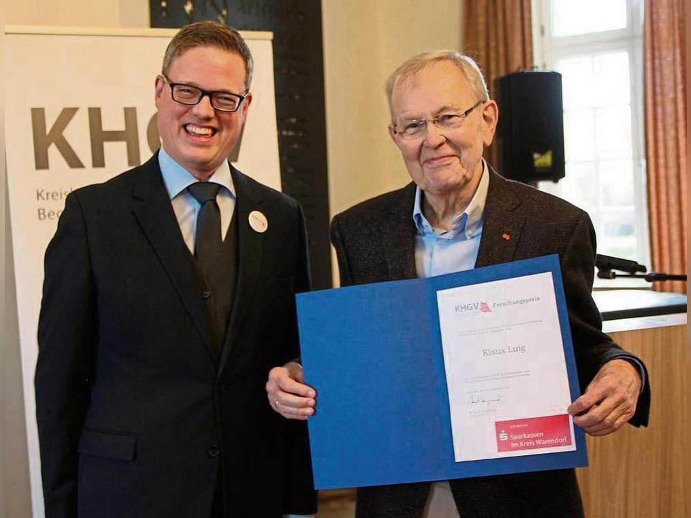 In Liesborn erhielt Klaus Luig (r.) den Forschungspreis des Kreisheimat- und Geschichtsvereins. Mit ihm freut sich der Vorsitzende Dr. Knut Langewand. Foto: Puls