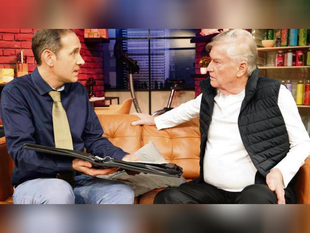 Jochen Busse (r.) spielt in „Weiße Turnschuhe“ den rüstigen Günther. Der soll nach der Pleite des Familienunternehmens den kranken Greis mimen, um die lukrative Pflegestufe 4 zu bekommen. Foto: Contra-Kreis-Theater Bonn