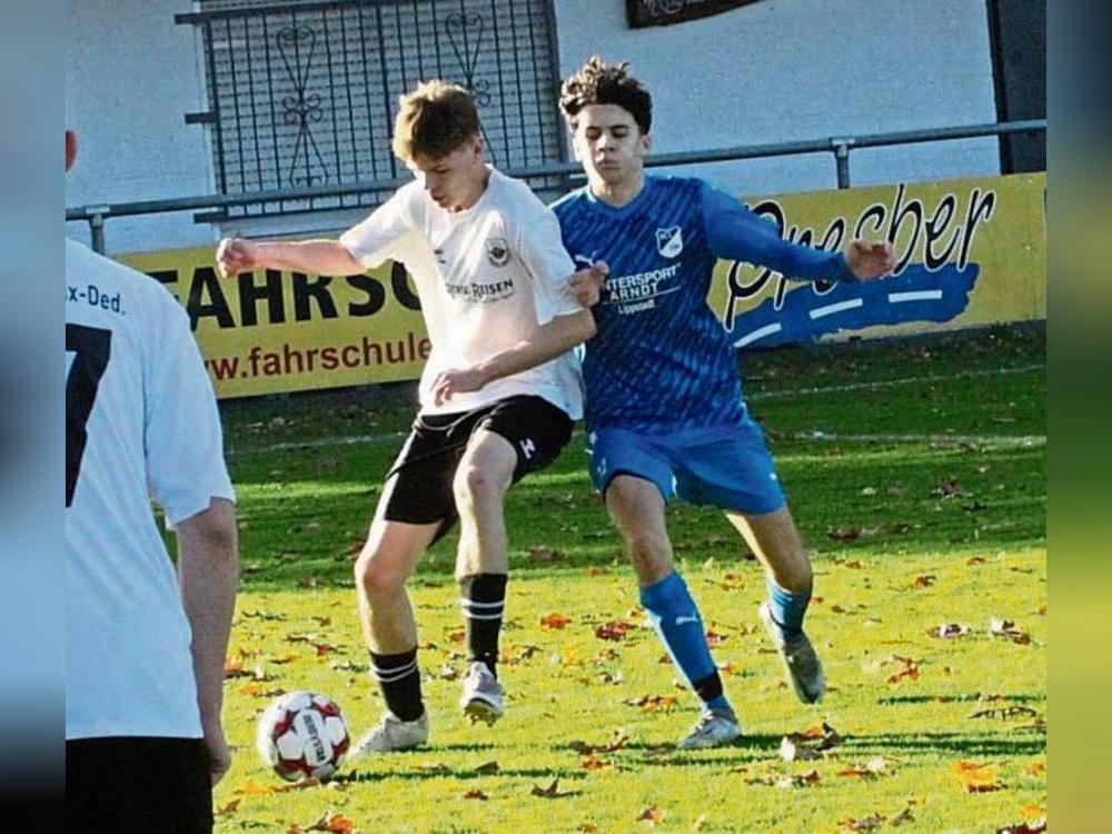 Nach der Pause brach das Unheil über die A-Junioren der JSG Hörste/Garfeln (weiße Trikots) herein. Sieben Gegentore mussten die Gastgeber in den zweiten 45 Minuten schlucken. Der SC Lippstadt (blau) siegte mit 10:1. Foto: Dannhausen