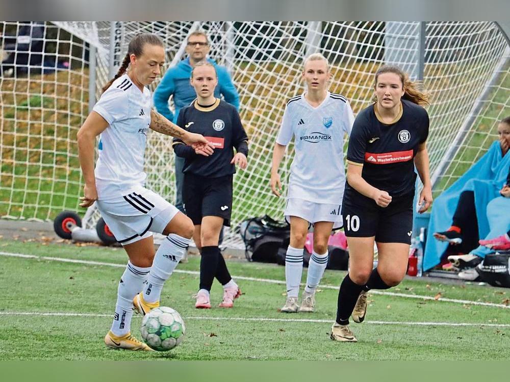 Die Fußballerinnen des TuS Wadersloh (in Weiß) gewannen das Landesliga-Spitzenspiel gegen Delbrück knapp mit 2:1 und sind damit erster Verfolger von Tabellenführer Borchen. Foto: Feichtinger