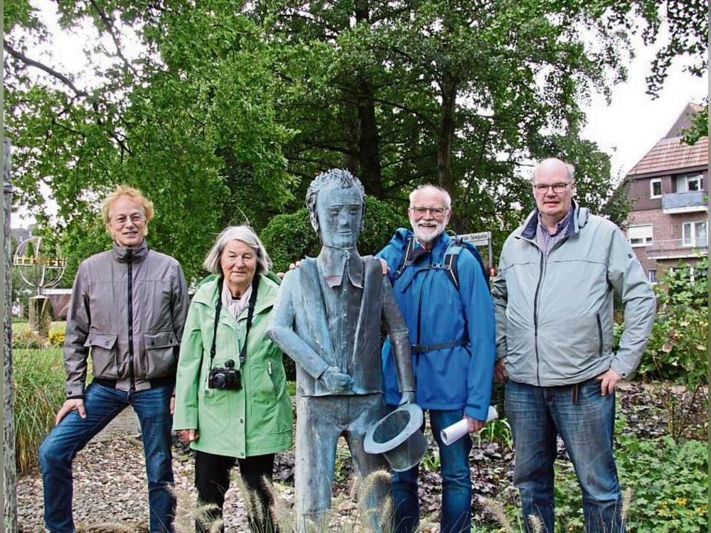 Auf den Spuren von Franz Erdmann (hier als Skulptur) waren (v.l.) Stefan Wiesner, Gisela Oberhomburg, Wolfgang Marcus und Wilfried Oberhomburg.